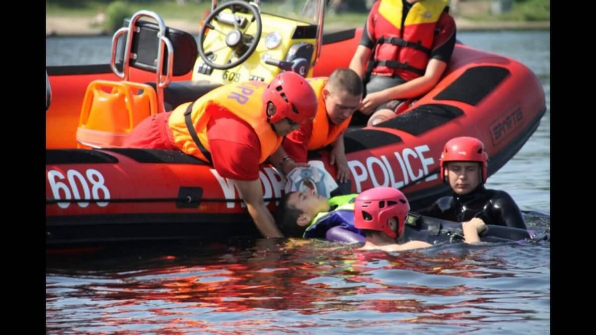łódź Wodnego Ochotniczego Pogotowia Ratunkowego w Policach na wodzie