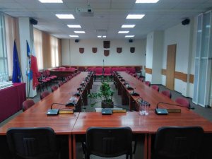 Na zdjęciu znajduje się pusta sala sesyjna Starostwa Powiatowego w Policach