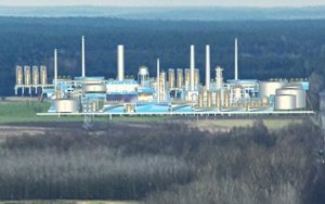 W tle fabryka zakładów chemicznych.