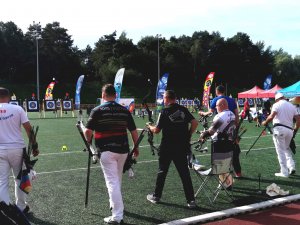 Na zdjęciu znajdują się łucznicy biorący udział w zawodach.