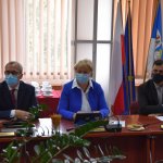 Zdjęcie przedstawia Radnych Powiatu Polickiego biorących udział w obradach