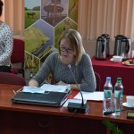 Zdjęcie przedstawia Teresę Kalinowską Skarbnik Powiatu biorącą udział w obradach