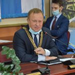 Zdjęcie przedstawia Starostę Polickiego Andrzeja Bednarka biorącego udział w obradach