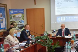 Zdjęcie przedstawia Joannę Napiwodzką Wicestarostę Polickiego, Starostę Polickiego Andrzeja Bednarka oraz Wiceprzewodniczącego Rady Powiatu Janusza Szwyda biorących udział w obradach