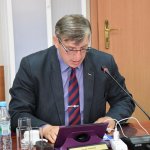 Zdjęcie przedstawia Jacka Fabisiaka Radnego Powiatu Polickiego biorącego udział w obradach