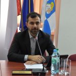 Zdjęcie przedstawia Shivana Fate Radnego Powiatu Polickiego biorącego udział w obradach