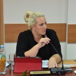 Zdjęcie przedstawia Małgorzatę Siemianowską Radną Powiatu Polickiego biorącą udział w obradach