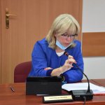 Zdjęcie przedstawia Anetę Rejczyk-Matysiak Radną Powiatu Polickiego biorącą udział w obradach