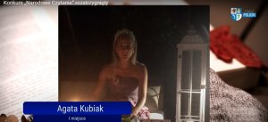 Kadr z filmu przedstawiającego zwycięzców powiatowego konkursu "Narodowe Czytanie"