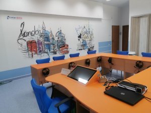 Obrazek przedstawia nowoczesną pracownię komputerową