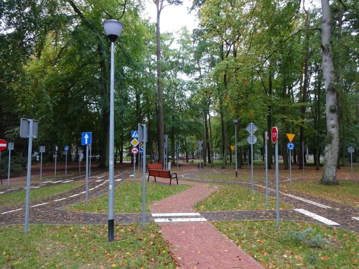 Obraz przedstawia miasteczko ruchu drogowego na terenie SOSW nr 1 w Policach