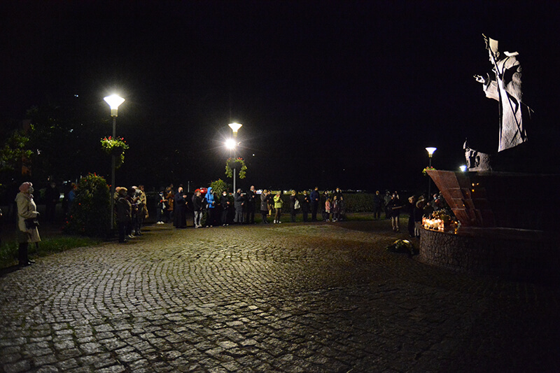 Na zdjęciu znajdują się uczestnicy uroczystości pod figurą św. Jana Pawła II