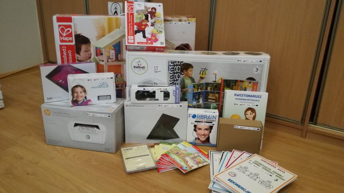 Na zdjęciu znajduje się sprzęt komputerowy i elektroniczny