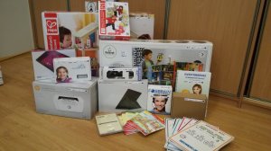 Na zdjęciu znajduje się sprzęt komputerowy i elektroniczny