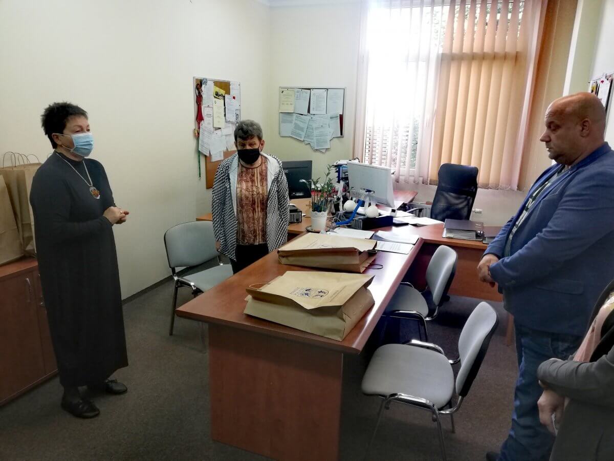 Na zdjęciu Członek Zarządu Powiatu Beata Chmielewska oraz dwóch przedstawicieli z rodzin zastępczych