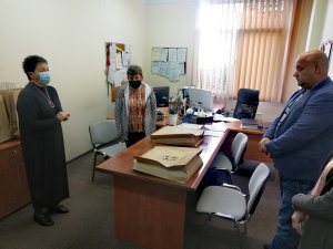 Na zdjęciu Członek Zarządu Powiatu Beata Chmielewska oraz dwóch przedstawicieli z rodzin zastępczych