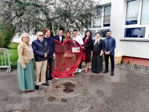 Na zdjęciu osoby, które uczestniczyły w oficjalnym przekazaniu serca na nakrętki