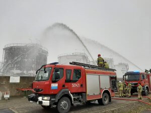 Strażacy podczas wykonywania ćwiczeń strażackich