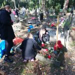 Wolontariusze porządkują opuszczone groby