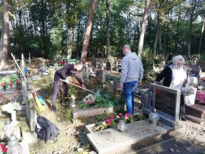 Wolontariusze porządkują opuszczone groby