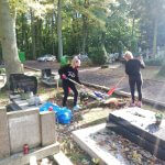 Wolontariusze porządkują opuszczone groby