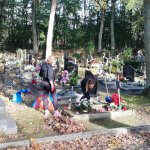 Wolontariusze porządkują opuszczone groby