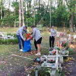 Wolontariusze porządkują opuszczone groby