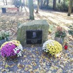 Kamienie pamięci w Parku Solidarności w Policach przyozdobione chryzantemami