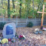 Pomnik przy ul. Ofiar Stutthofu w Policach przyozdobiony chryzantemami