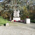 Pomnik Ofiar Faszyzmu 1939-1945 w Trzeszczynie przyozdobiony chryzantemami