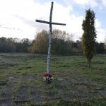 Brzozowy Krzyż w Policach przyozdobiony chryzantemami