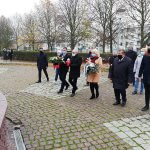 Delegacja władz samorządowych składa kwiaty pod figurą św. Jana Pawła II w Policach