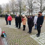 Delegacja władz samorządowych składa kwiaty pod figurą św. Jana Pawła II w Policach