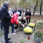 Delegacja władz samorządowych składa kwiaty pod obeliskiem pamięci w Parku Solidarności w Policach