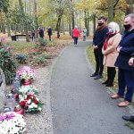 Delegacja władz samorządowych składa kwiaty pod obeliskiem pamięci w Parku Solidarności w Policach
