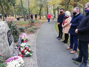 Delegacja władz samorządowych składa kwiaty pod obeliskiem pamięci w Parku Solidarności w Policach