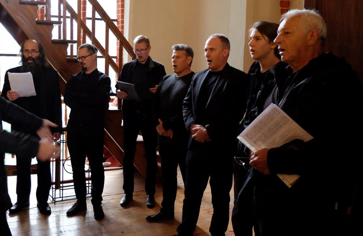 Na zdjęciu śpiewający członkowie Tanowskiego Bractwa Śpiewaczy