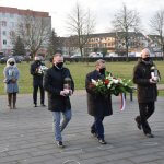 Burmistrz Polic Władysław Diakun z przedstawicielami związków zawodowych składają kwiaty pod pomnikiem Ludziom Solidarności w Policach