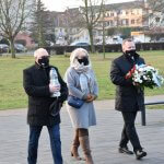 Starosta Policki Andrzej Bednarek, Wicestarosta Policki Joanna Napiwodzka, Wiceprzewodniczący Rady Powiaty w Policach Janusz Szwyd składają kwiaty pod pomnikiem Ludziom Solidarności w Policach