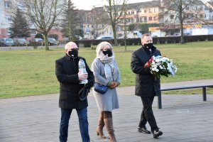 Starosta Policki Andrzej Bednarek, Wicestarosta Policki Joanna Napiwodzka, Wiceprzewodniczący Rady Powiaty w Policach Janusz Szwyd składają kwiaty pod pomnikiem Ludziom Solidarności w Policach
