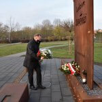 Starosta Policki Andrzej Bednarek składa kwiaty pod pomnikiem Ludziom Solidarności w Policach