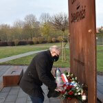 Wiceprzewodniczący Rady Powiaty w Policach Janusz Szwyd składają kwiaty pod pomnikiem Ludziom Solidarności w Policach
