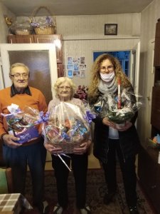 Kombatanci wraz z pracownikiem Starostwa Powiatowego w Policach