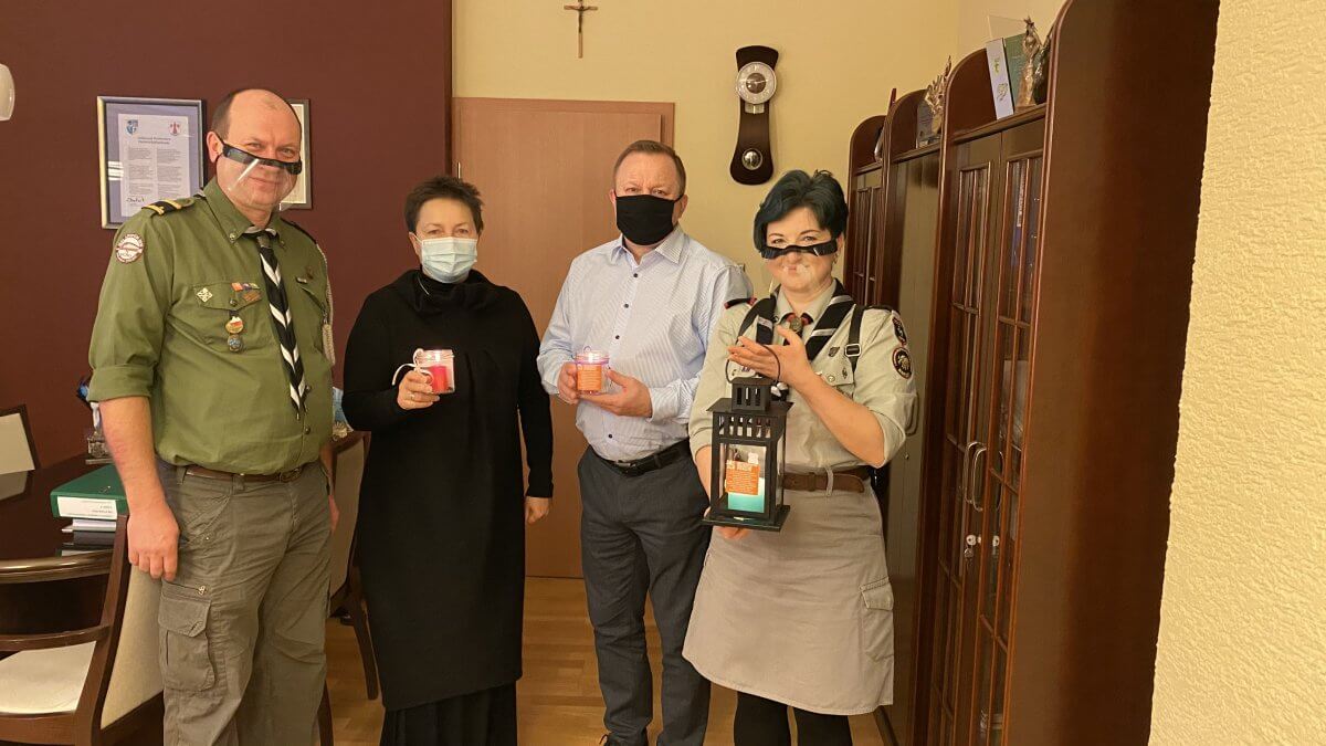 Przedstawiciele Hufca Police ZHP przekazują Betlejemskie Światło Pokoju