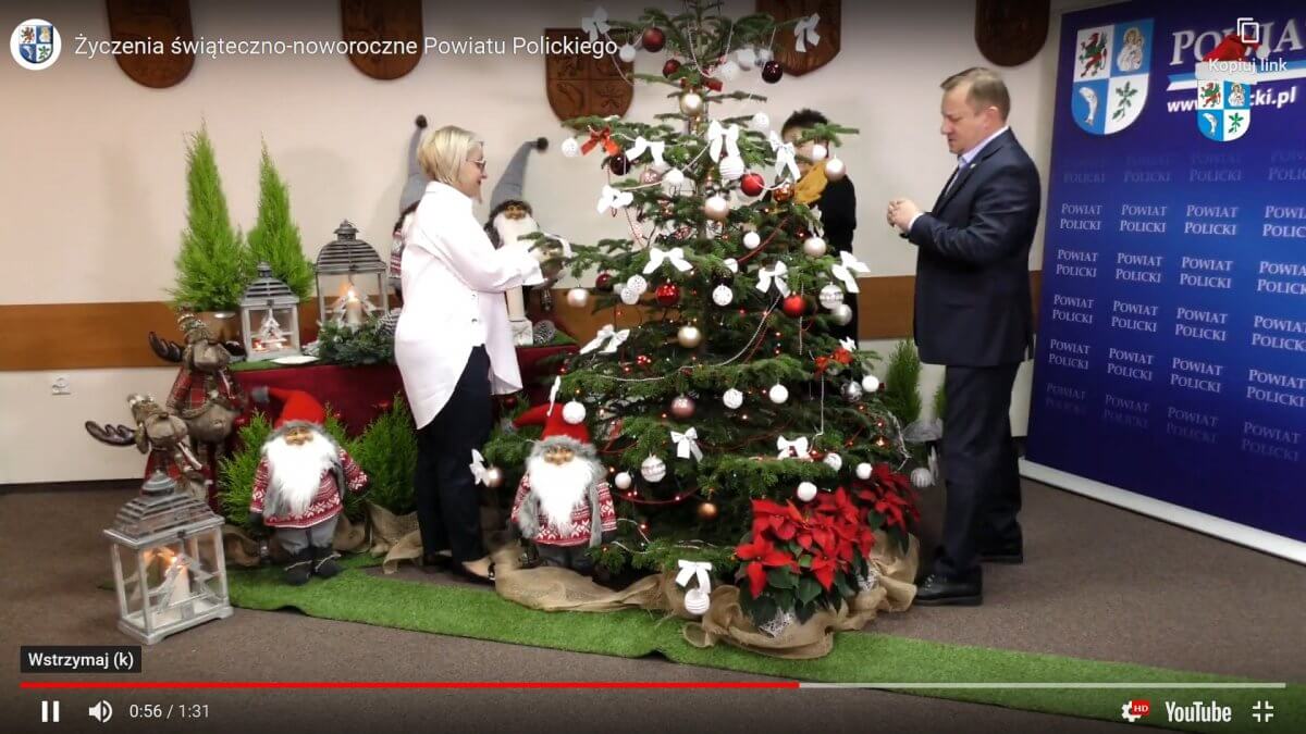 Członkowie Zarządu ubierają choinkę na sali sesyjnej