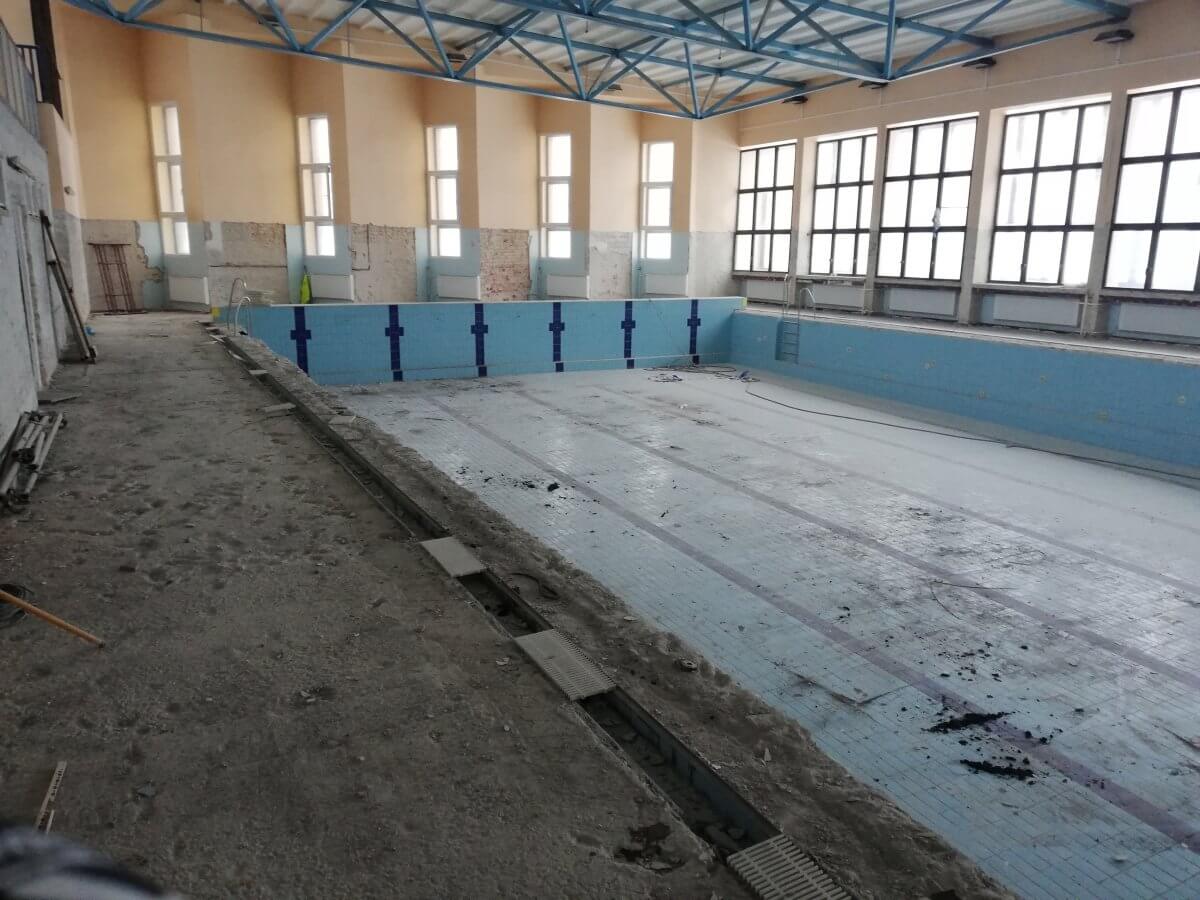 Budynek pływalni w Policach w trakcie przebudowy