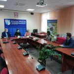 Wicestarosta Policki Joanna Napiwodzka, Członek Zarządu Powiatu w Policach Beata Chmielewska i przedstawiciel firmy STRABAG sp. z o. o. podpisują umowę