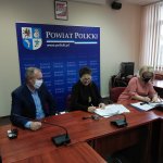 Wicestarosta Policki Joanna Napiwodzka, Członek Zarządu Powiatu w Policach Beata Chmielewska i przedstawiciel firmy STRABAG sp. z o. o. podpisują umowę