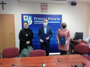 Wicestarosta Policki Joanna Napiwodzka, Członek Zarządu Powiatu w Policach Beata Chmielewska i przedstawiciel firmy STRABAG sp. z o. o. po podpisaniu umowy