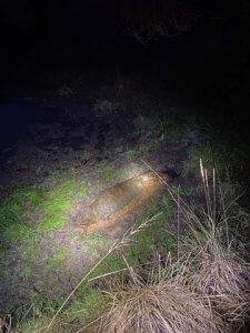 Na zdjęciu znajduje się bomba lotnicza przysypana ziemią